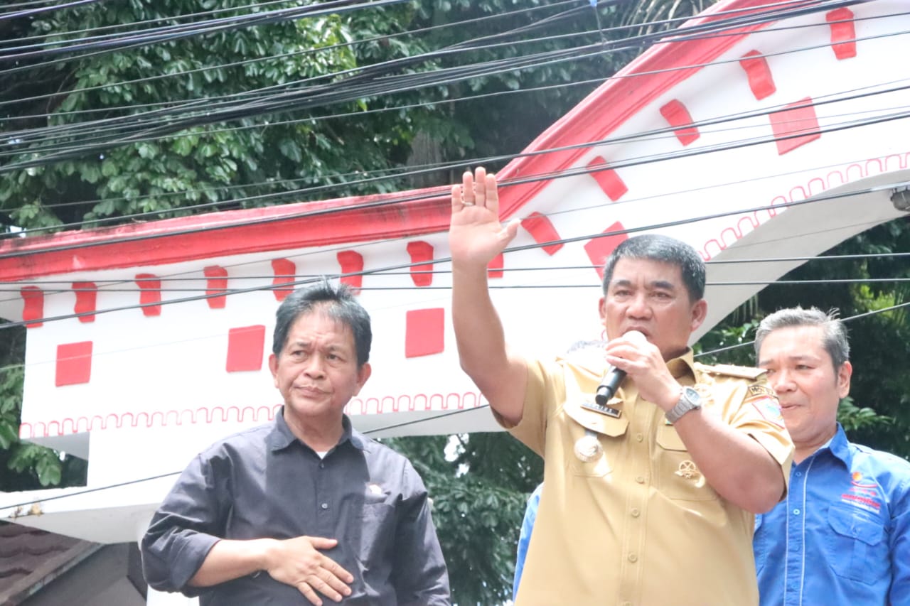 Gubernur Sulut dan Ketua DPRD Sulut saat temui Massa aksi di depan kantor Gubernur