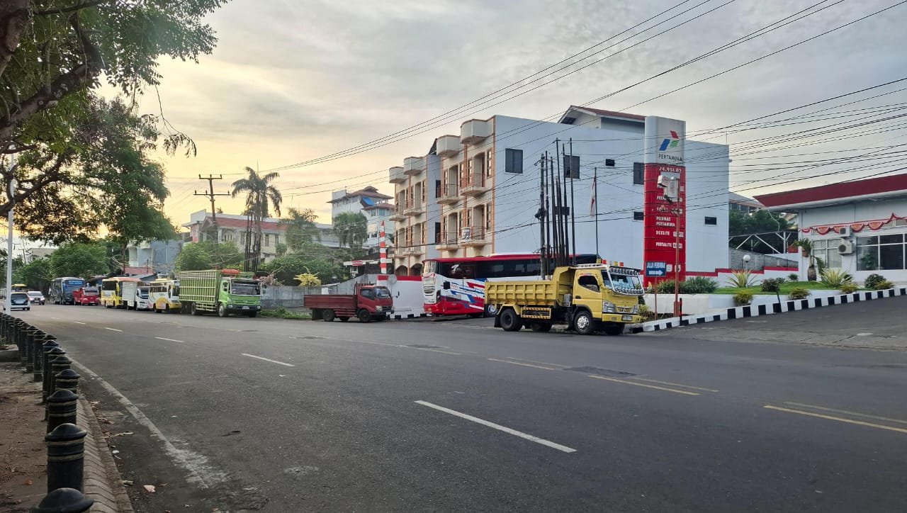 Antrian Solar Mengular di Manado