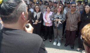 Inggrid Sondakh bersama Rekan terima demo Aliansi Sopir Dump Truck di depan Kantor DPRD Sulut. Sumber: Erga (Berita Manado).