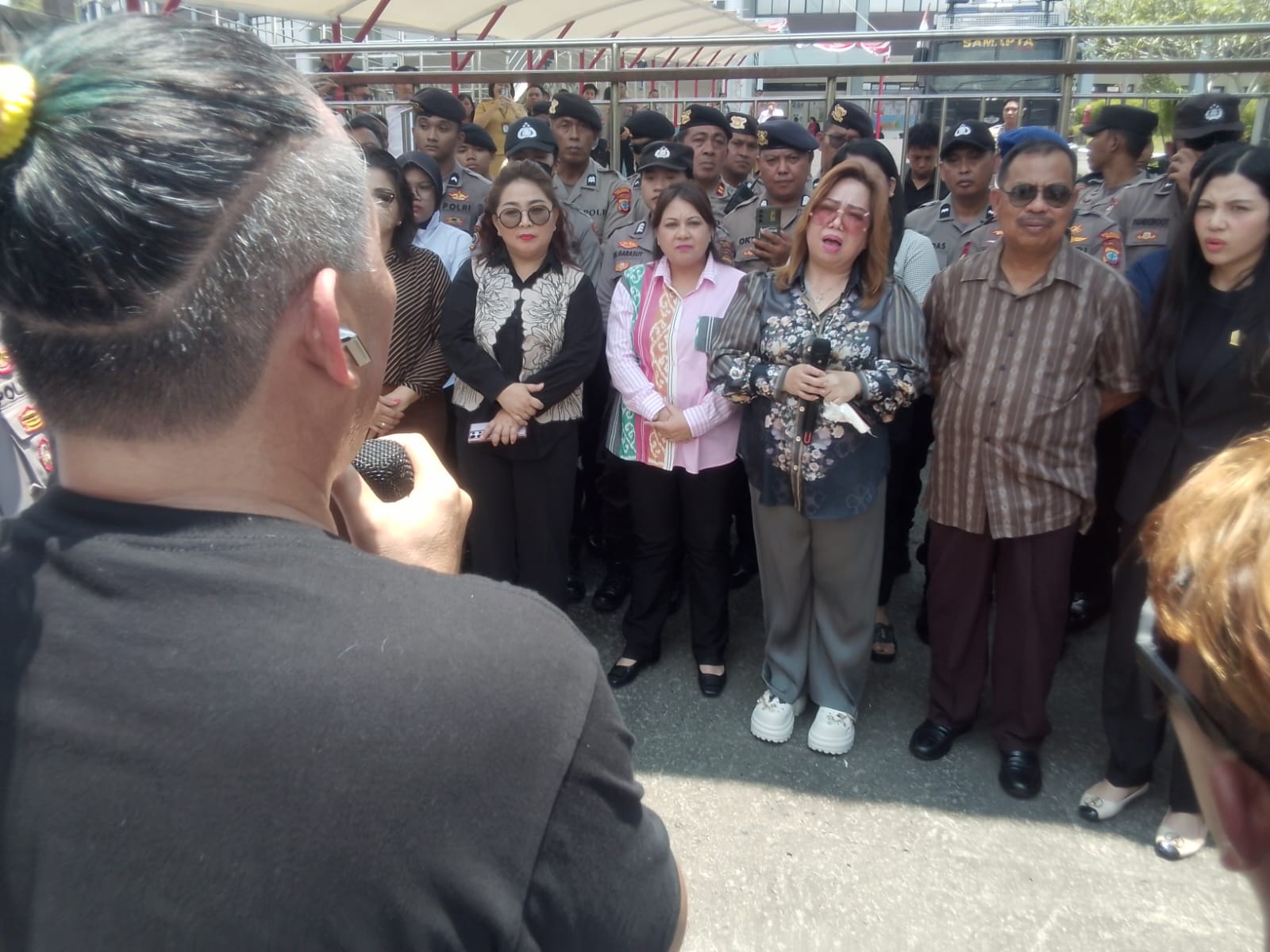 Inggrid Sondakh bersama Rekan terima demo Aliansi Sopir Dump Truck di depan Kantor DPRD Sulut. Sumber: Erga (Berita Manado).