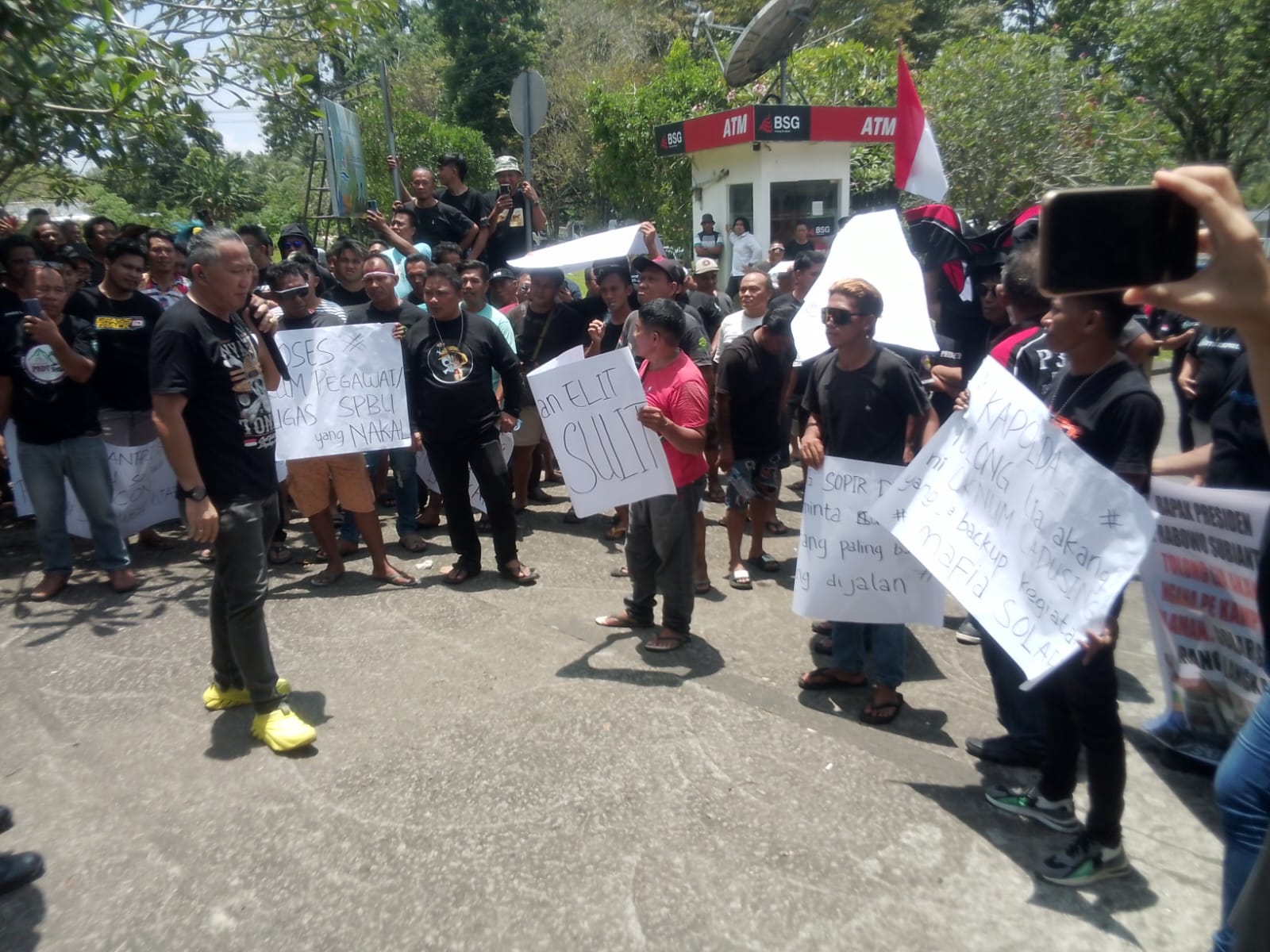 IMG-20250929-WA0001 Massa Aksi Demo Sopir Dump Truck di Depan Kantor DPRD Sulut.