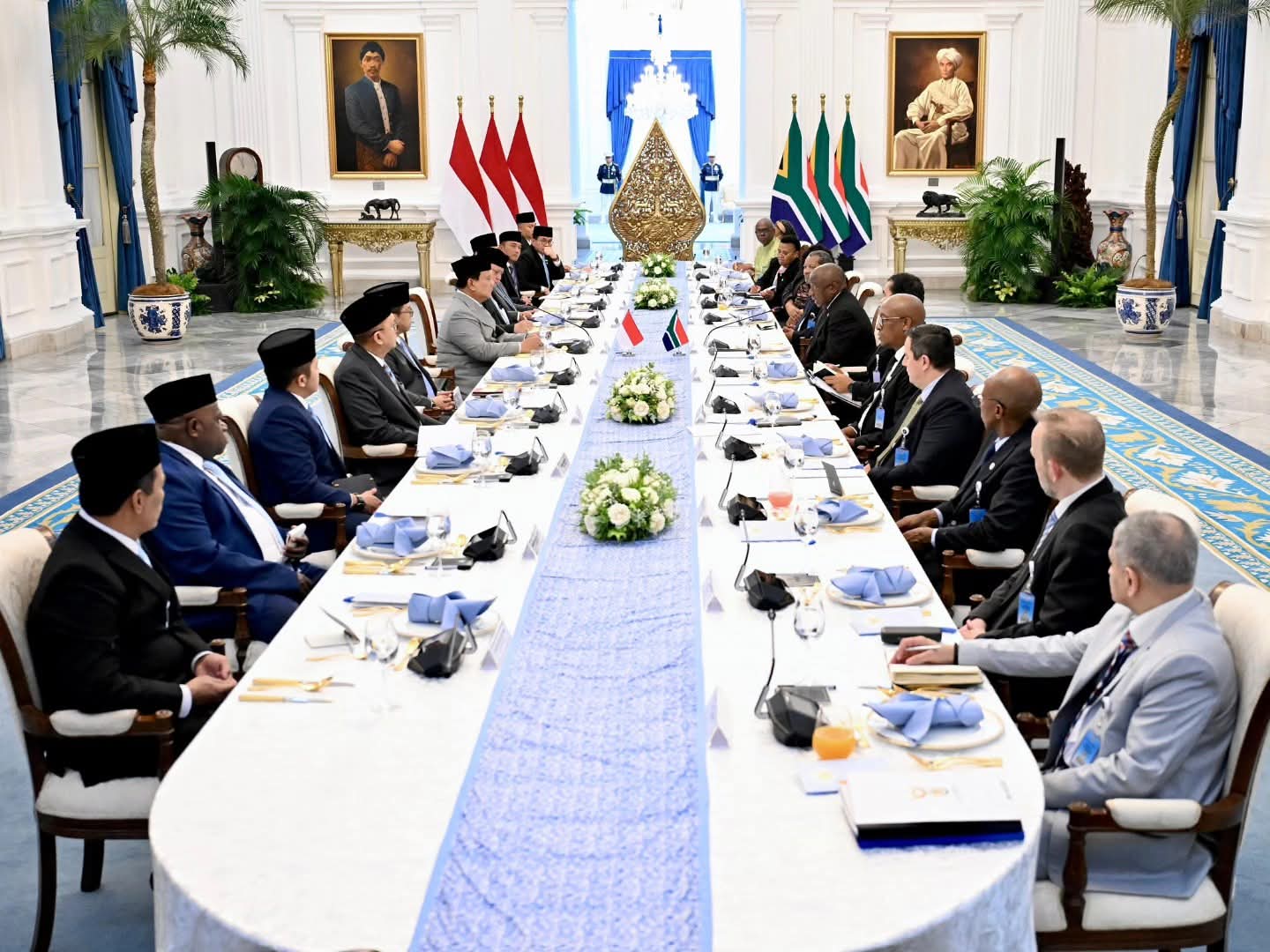 FB_IMG_1761184409038 Prabowo Subianto sambut Presiden Afrika Selatan dengan hangat