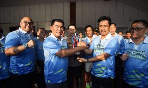 Gubernur Sulut Yulius Selvanus bersama Ketua Panitia Open Turnament Tenis Lapangan