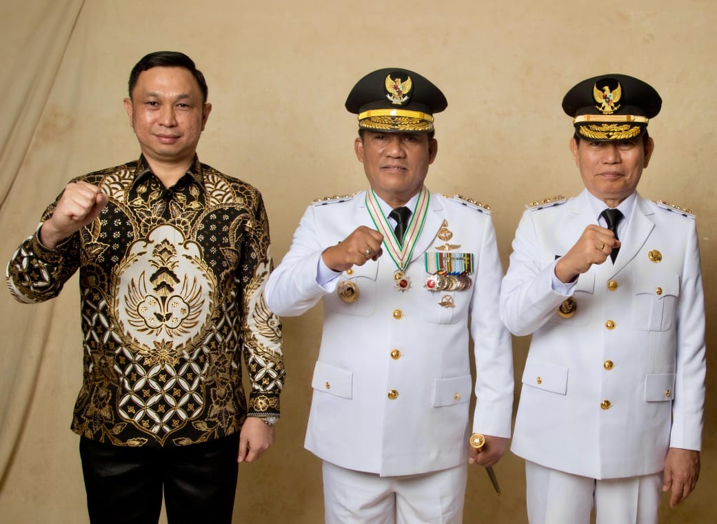 IMG-20251025-WA0002 Foto HVK bersama Gubernur dan Wagub Sulut