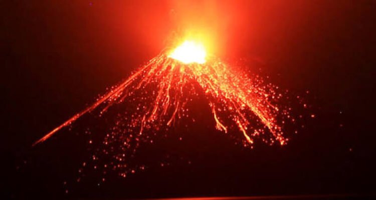 Gunung Anak Krakatau Erupsi Menerus dan Semburkan Lava Pijar, Status Level III Siaga