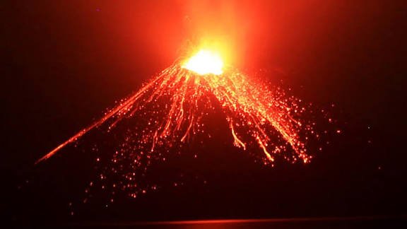 Gunung Anak Krakatau Erupsi Menerus dan Semburkan Lava Pijar, Status Level III Siaga